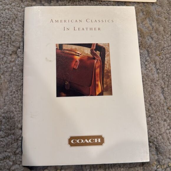 Coach
Leather handbag
Brown, Leather made in USA 1992 GUc check
With book - Picture 10 of 16
